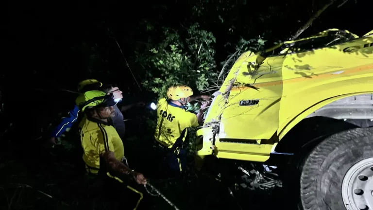 टिहरी में बड़ा हादसा टला: खाई में गिरी पिकअप, चालक को रात में सुरक्षित निकाला गया