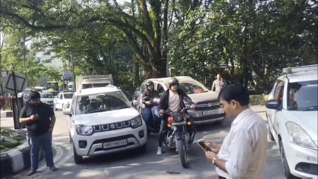 देहरादून-मसूरी मार्ग फिर बंद, गलोगी में भूस्खलन से यात्री फंसे