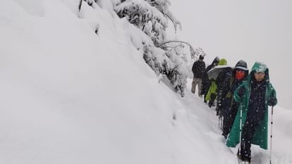 गोमुख-तपोवन में ताज़ी बर्फबारी, ट्रैकिंग दो दिन के लिए स्थगित