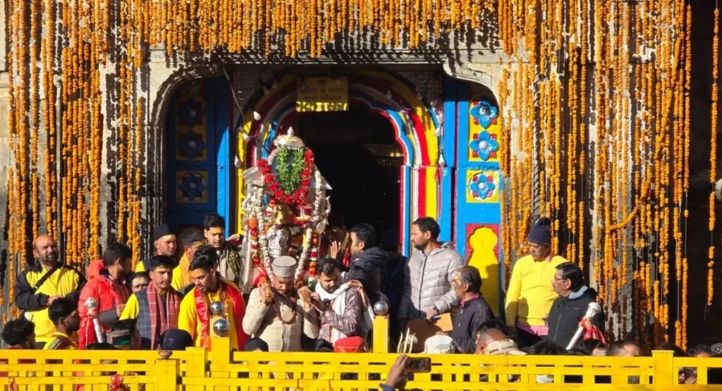 शीतकाल के लिए बंद हुए बाबा केदारनाथ धाम के कपाट, विशेष पूजा-अर्चना के बीच रवाना हुई बाबा की डोली