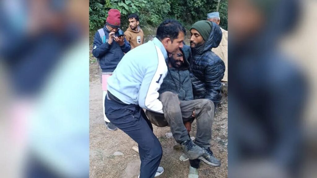 देहरादून: छिबरोऊ के पास बड़ा सड़क हादसा — टमाटर से भरा पिकअप वाहन गहरी खाई में गिरा, एक की मौत, दो घायल