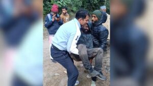 देहरादून: छिबरोऊ के पास बड़ा सड़क हादसा — टमाटर से भरा पिकअप वाहन गहरी खाई में गिरा, एक की मौत, दो घायल