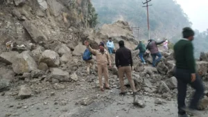 उत्तरकाशी: गंगोत्री हाईवे पर अचानक भारी भूस्खलन, यातायात प्रभावित; मार्ग बहाली में जुटी BRO