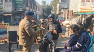 बनभूलपुरा रेलवे भूमि केस पर प्रशासन की कड़ी कार्रवाई — बाजार बंद, स्कूलों में छुट्टी, हर आने-जाने वाले की सख्त जांच