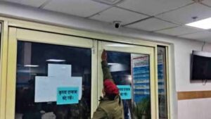 Dehradun News: दून अस्पताल की इमरजेंसी में हंगामा, दो गुटों में मारपीट, स्टाफ से अभद्रता के बाद डॉक्टरों ने सेवा रोकी
