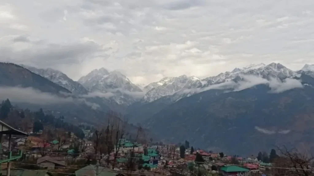 Uttarakhand Weather Today: प्रदेश में आज रहेगा शुष्क मौसम, मैदानी इलाकों में छाएगा घना कोहरा; कल से बारिश और बर्फबारी के संकेत