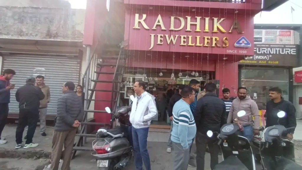हल्द्वानी: दीवार काटकर ज्वेलर्स में घुसे चोर, 25 किलो चांदी और 400 ग्राम सोना लेकर फरार; राधिका ज्वेलर्स में लाखों की चोरी