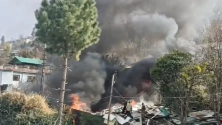 उत्तराखंड: चमोली में सेना कैंप के समीप कूड़े में लगी भीषण आग, मचा हड़कंप