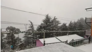 Weather Today: मसूरी में सीजन की पहली बर्फबारी, बारिश और हिमपात से पहाड़ों में लौटी ठंड