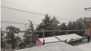 Weather Today: मसूरी में सीजन की पहली बर्फबारी, बारिश और हिमपात से पहाड़ों में लौटी ठंड