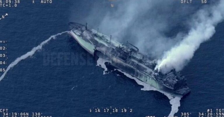 US-Submarine-attacks-Irani-Warship